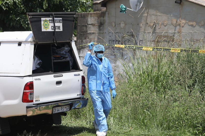Personal forense se observa en una escena donde se encontraron los cuerpos de las víctimas de un tiroteo masivo en un bar cerca de Pretoria, Sudáfrica, el sábado 6 de diciembre de 2025. (Foto AP)