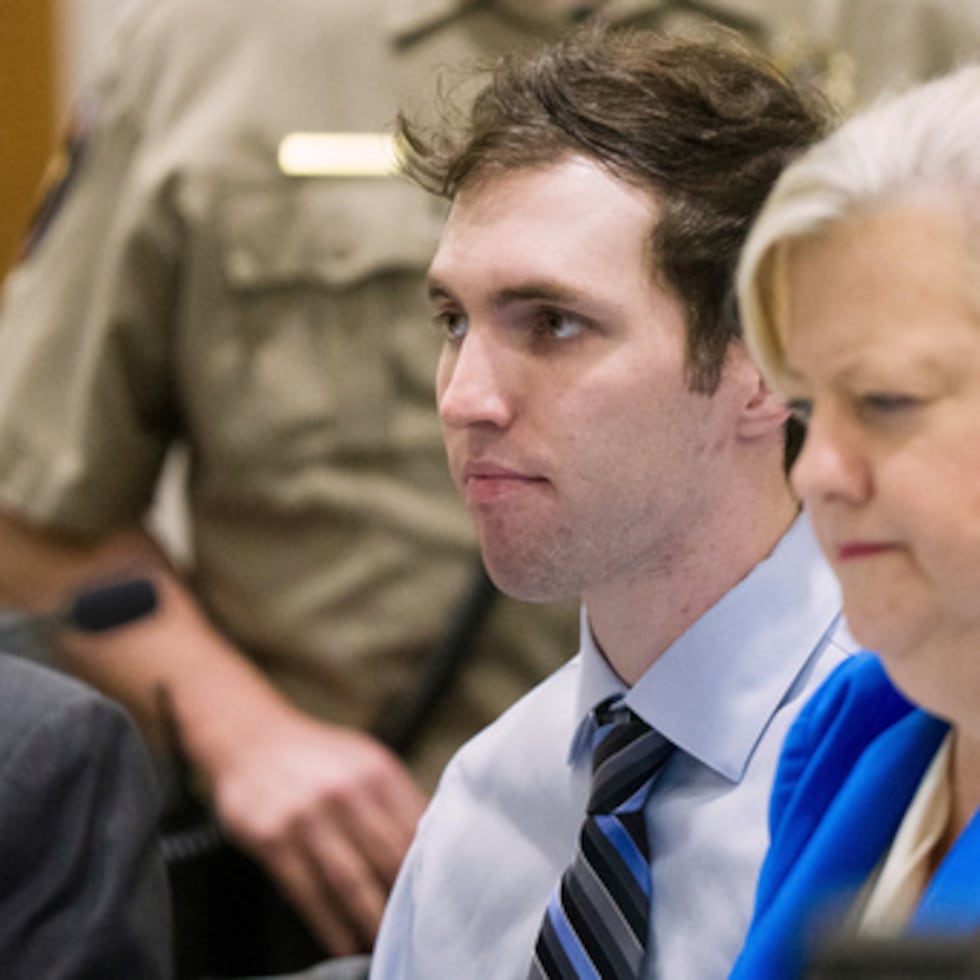 Tyler Robinson, acusado de disparar mortalmente a Charlie Kirk, se sienta junto a la abogada defensora Kathryn Nester durante una audiencia en el Tribunal del 4º Distrito en Provo, Utah, el 16 de enero de 2026. (Bethany Baker/The Salt Lake Tribune vía AP, Archivo)