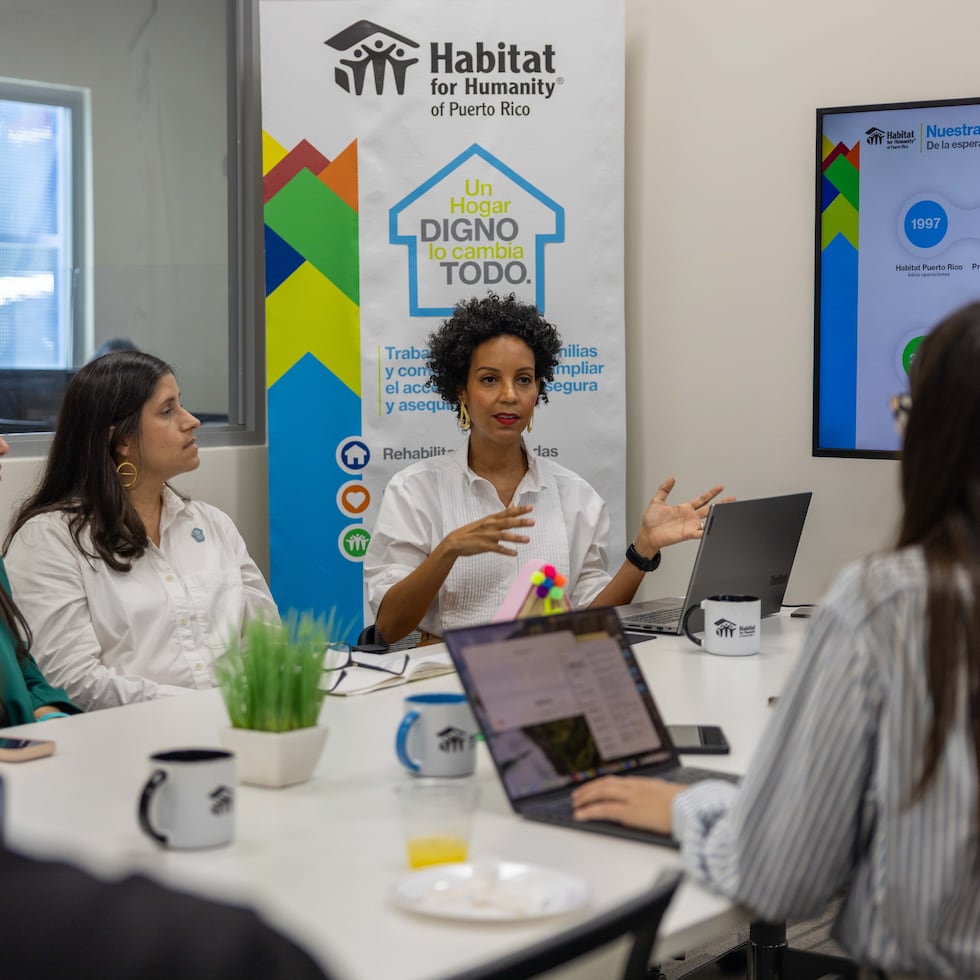 Al centro, Karla Peña Romero, directora ejecutiva de Habitat for Humanity of Puerto Rico, quien lideró la presentación del plan de la entidad hasta el 2028.