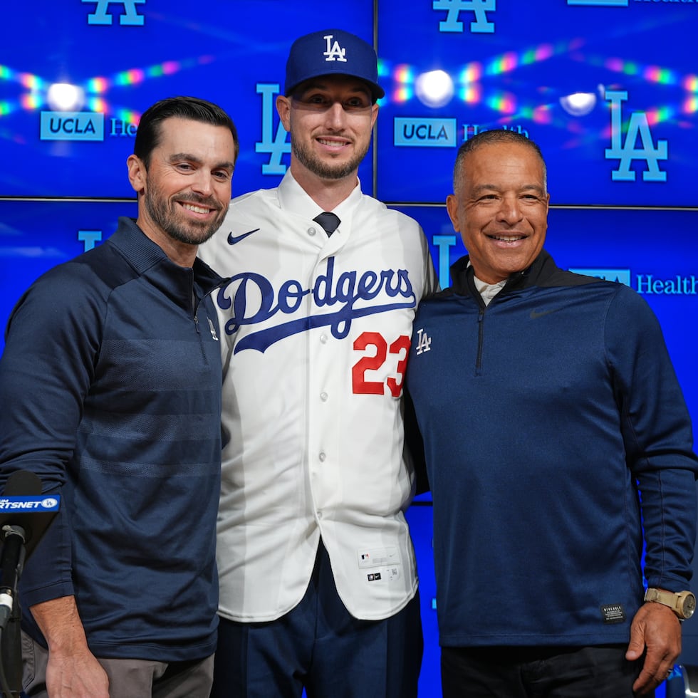 El jardinero Kyle Tucker, centro, posa con Brandon Gomes, izquierda, gerente general de los Dodgers de Los Ángeles, y Dave Roberts, el manager, durante la conferencia de prensa de su presentación con el equipo el miércoles 21 de enero de 2026, en Los Ángeles. (AP Foto/Damian Dovarganes)