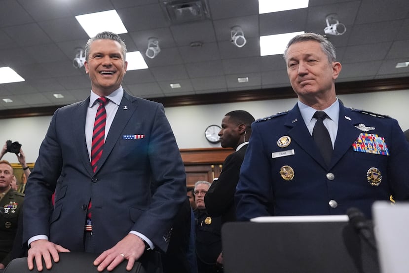 El secretario de Defensa, Pete Hegseth, y el jefe del Estado Mayor Conjunto, general Dan Caine, llegan para testificar en una audiencia presupuestaria del subcomité de Asignaciones de la Cámara de Representantes para el Departamento de Defensa, el martes 12 de mayo de 2026, en Washington. (Foto AP/Alex Brandon)