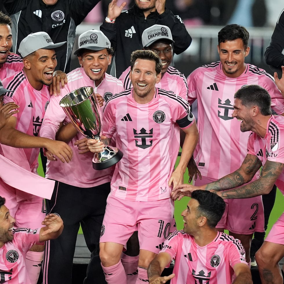 Lionel Messi, astro argentino del Inter Miami, sostiene el trofeo de campeón de la Conferencia Este, tras derrotar al New York City FC.
