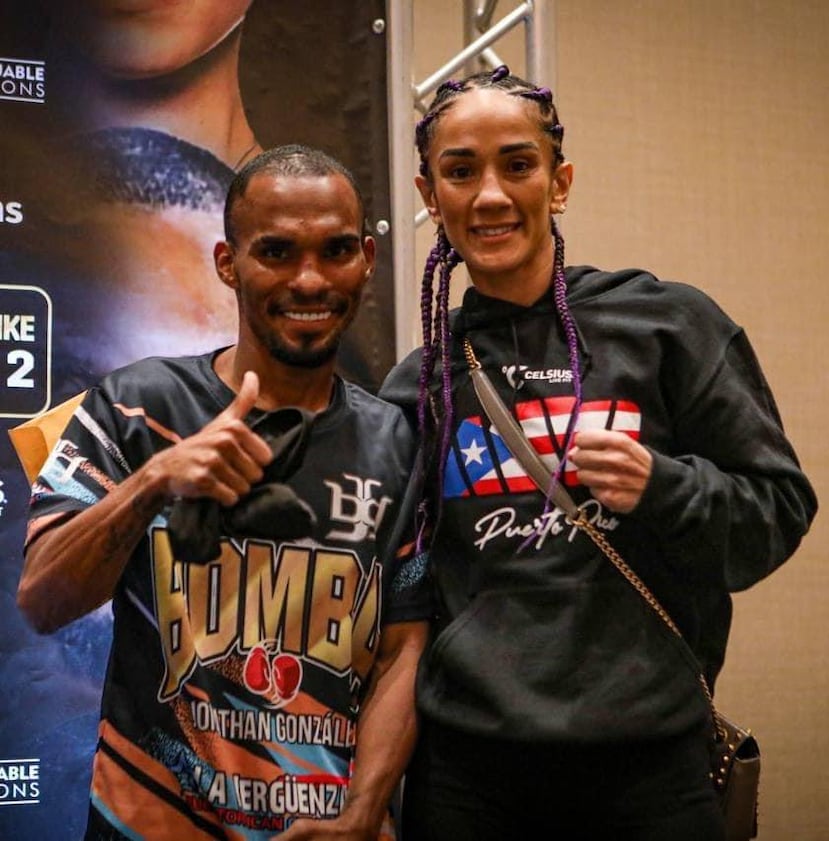 Amanda Serrano (derecha) posa junto a Jonathan "Bomba" González.