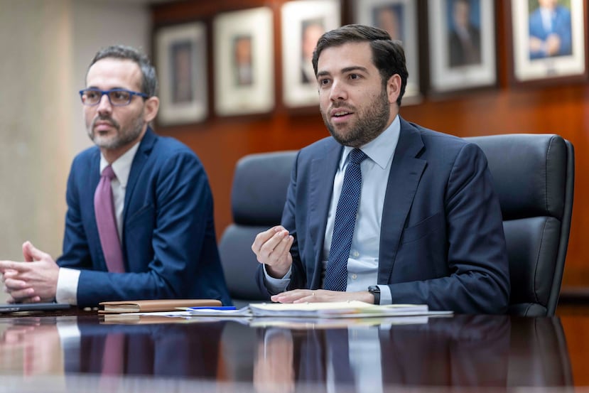 A la izquierda, Norberto Almodóvar, ex secretario Auxiliar de la OGPe, junto el secretario del DDEC, Sebastián Negrón Reichard.