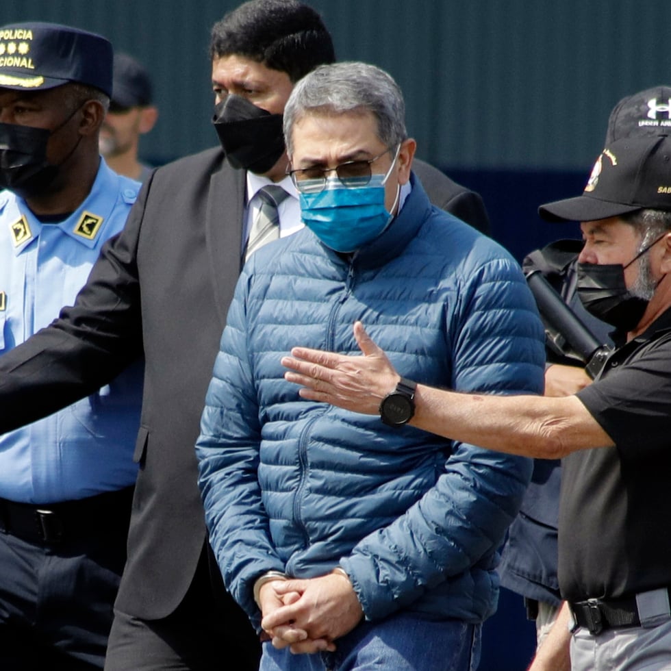 Según la justicia estadounidense, Hernández (2014-2022) facilitó el ingreso al país de cientos de toneladas de drogas y convirtió a Honduras en un “narco-Estado”.