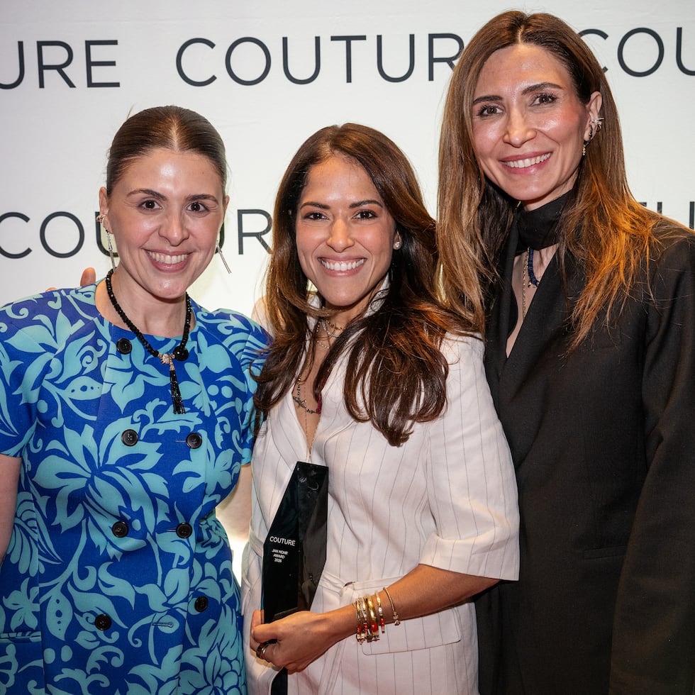 Inés Capó y Burcu Salargil, de ITAJewelry junto a Mildred Marcano, la directora de operaciones y vicepresidenta de ventas y mercadeo de Reinhold Jewelers.