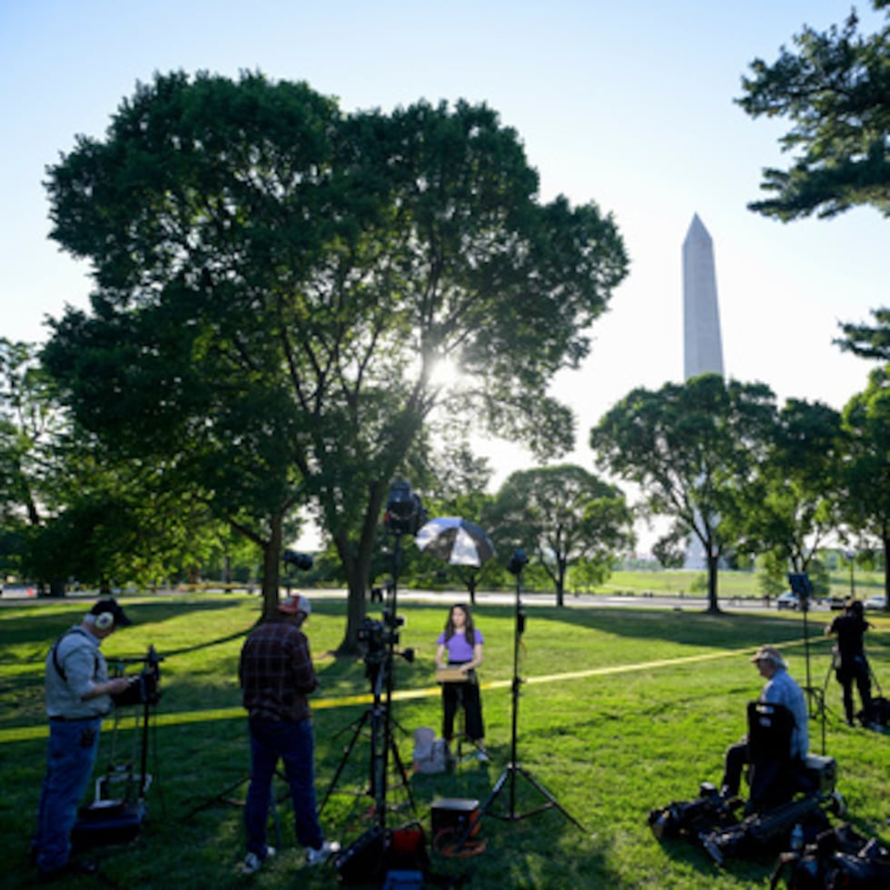Los periodistas informan mientras el Servicio Secreto de Estados Unidos y la policía local permanecen después de que una persona fuera disparada por las fuerzas del orden cerca del Monumento a Washington en Washington, el lunes 4 de mayo de 2026.