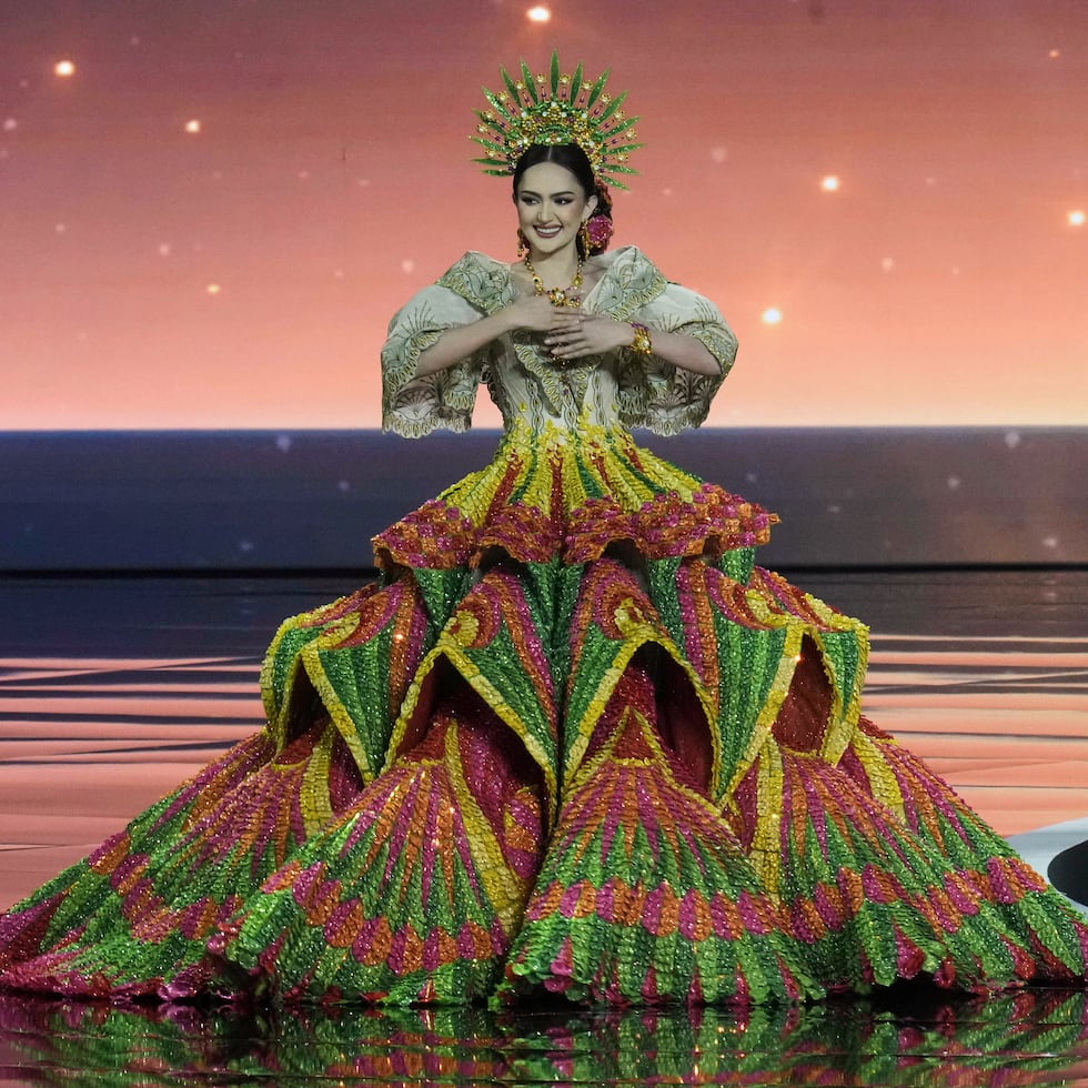 Miss Filipinas, Ahtisa Manalo, en la competencia de traje nacional en el certamen de belleza Miss Universe en la provincia de Nonthaburi, Tailandia.