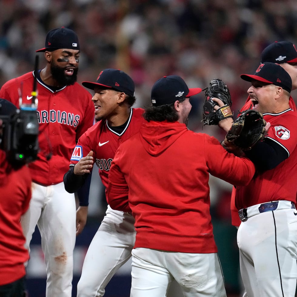 Los jugadores de los Guardianes de Cleveland celebran tras el quinto juego de la serie divisional de la Liga Americana de béisbol contra los Medias Blancas de Chicago, el sábado 10 de octubre de 2026, en Cleveland. (Foto AP/Sue Ogrocki)