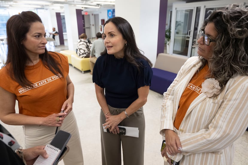Desde la izquierda, Mariela Jorge, líder del área de Desarrollo del Museo de Arte de Ponce; Beatriz Polhamus, directora ejecutiva de la Fundación Banco Popular; y Ana Inés Julia, oficial de Subvenciones y Cumplimiento del Museo de Arte de Ponce.