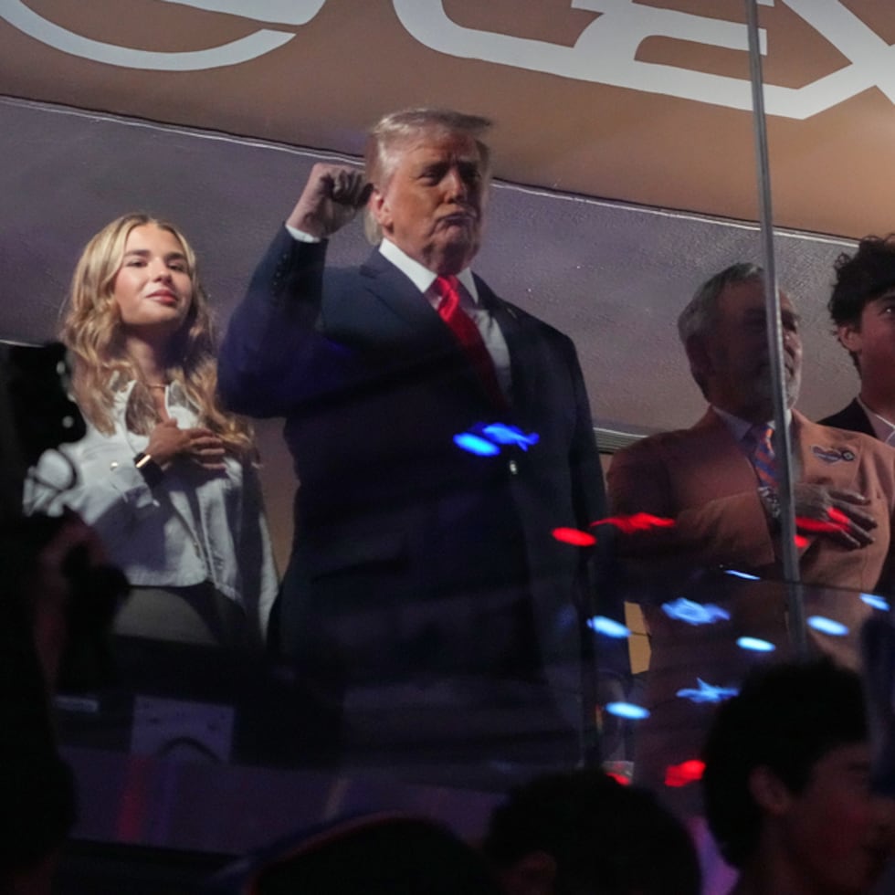 El presidente Donald Trump hace un gesto durante el himno nacional mientras asiste a un partido de las Finales de la NBA entre los Knicks y Spurs en el Madison Square Garden de Nueva York.