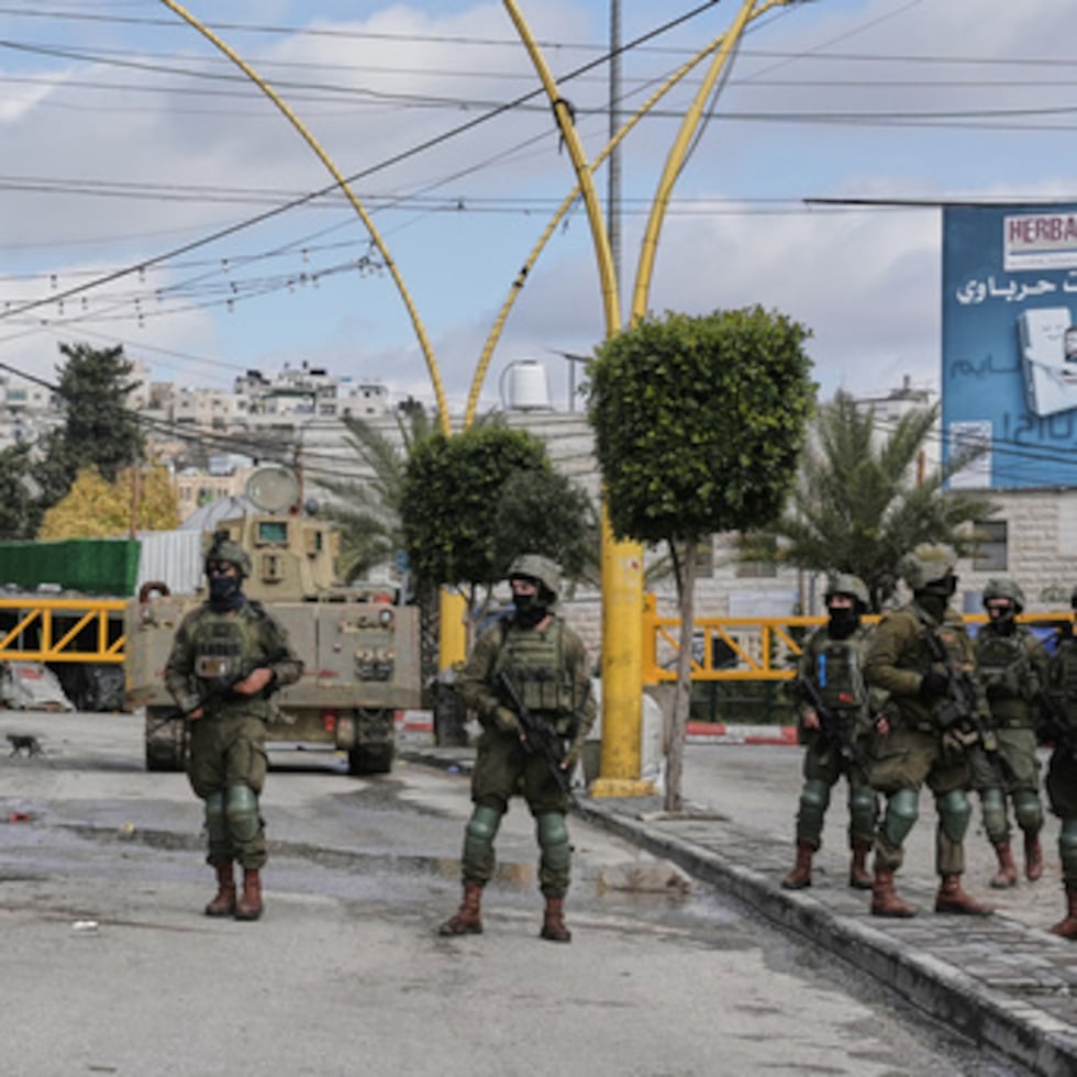 Soldados israelíes toman posiciones durante una incursión del ejército en la ciudad cisjordana de Hebrón el lunes 19 de enero de 2026.
