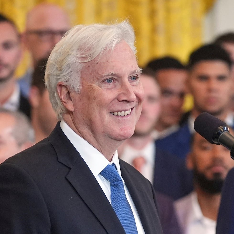 Mark Walter, dueño y presidente de los Dodgers de Los Ángeles, durante un acto de homenaje por el campeonato de la Serie Mundial de 2024, en la Casa Blanca, el 7 de abril de 2025, en Washington. (AP Foto/Evan Vucci)