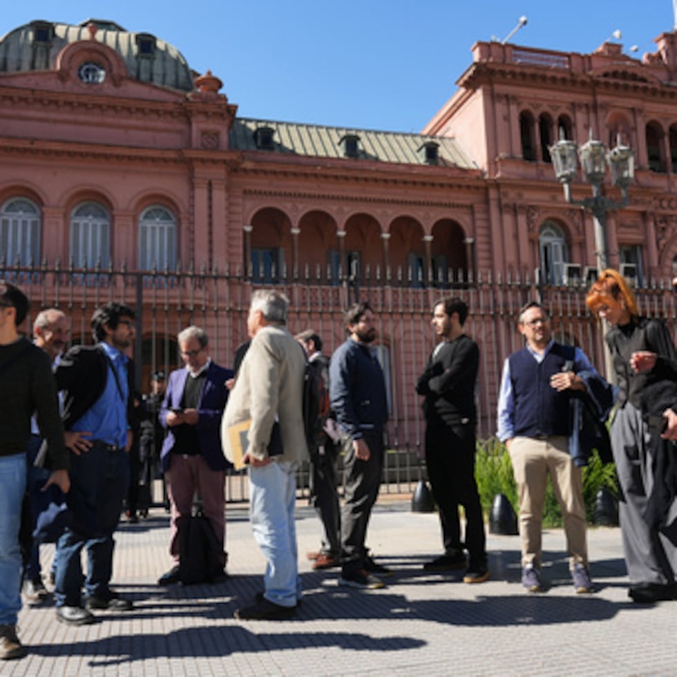 Periodistas se paran frente a la sede del gobierno de la Casa Rosada después de que el presidente Javier Milei bloqueara su acceso, en Buenos Aires, Argentina, el 23 de abril.