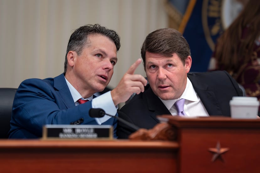 El presidente del Comité de Presupuesto de la Cámara de Representantes, Jodey Arrington, republicano de Texas (derecha), conversa con el representante Brendan Boyle, demócrata de Pensilvania (miembro de mayor rango), durante una sesión de debate sobre el plan de gastos para el año fiscal 2027, en el Capitolio en Washington, el jueves 16 de julio de 2026. (Foto AP/J. Scott Applewhite)