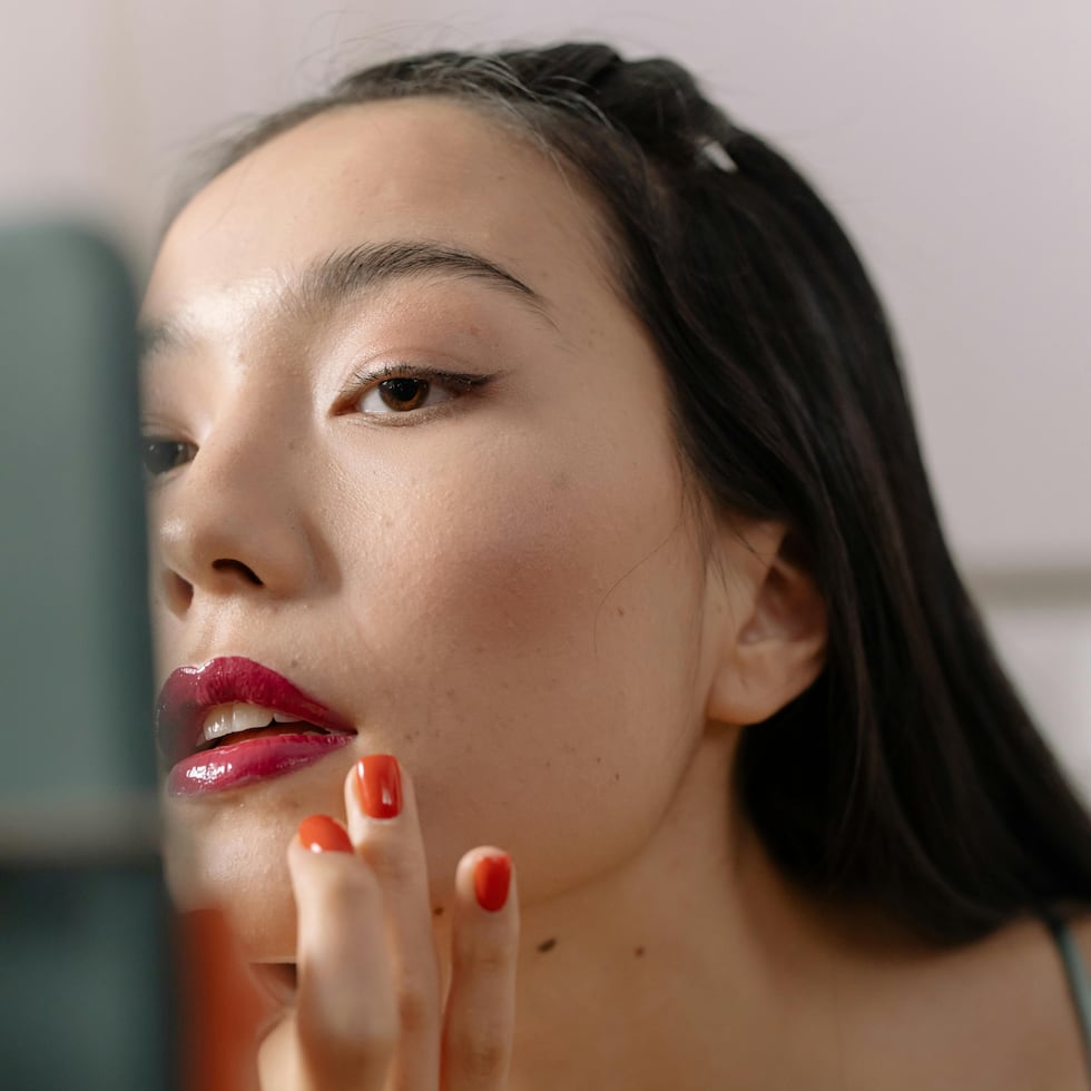 Labios y ojos definidos marcan una máxima. Imagen cedida por Cottonbro.