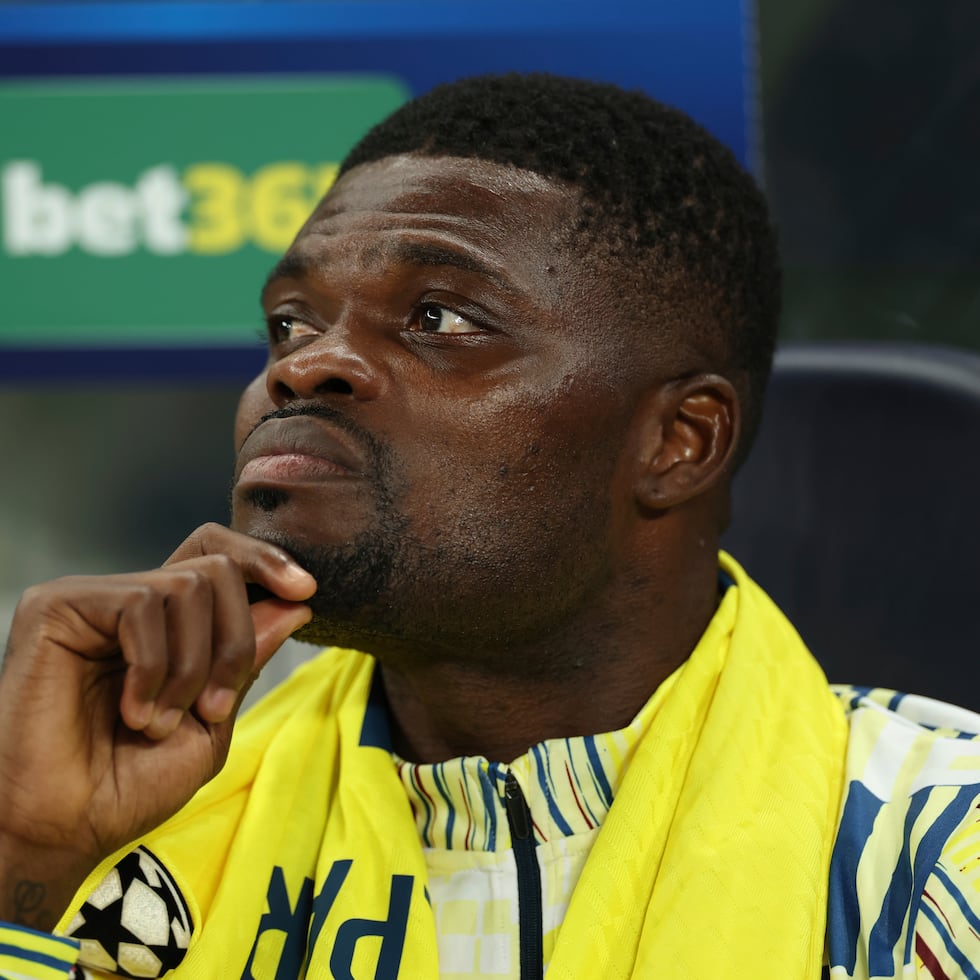 Thomas Partey en la banca durante un partido por la Liga de Campeones entre el Tottenham y el Villarreal, en septiembre de 2025.