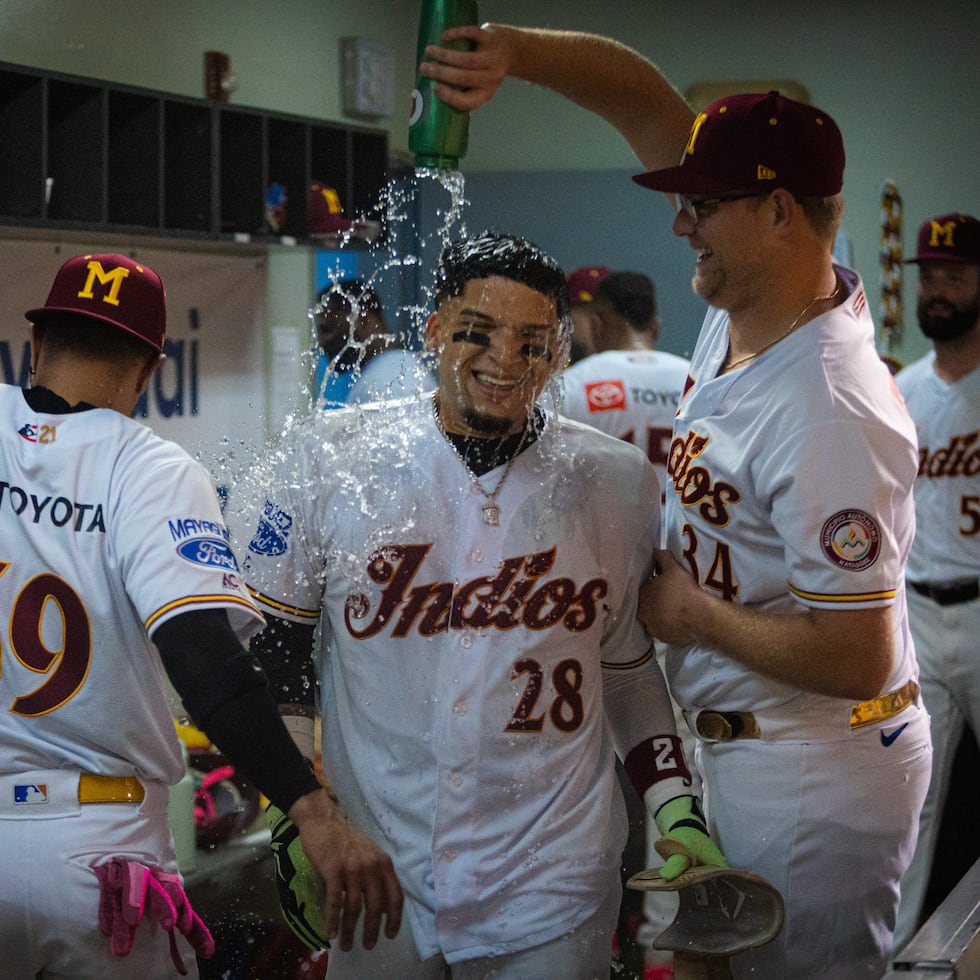 Isan Díaz festeja en el dugout de los Indios luego de su grand slam ganador en la novena entrada.