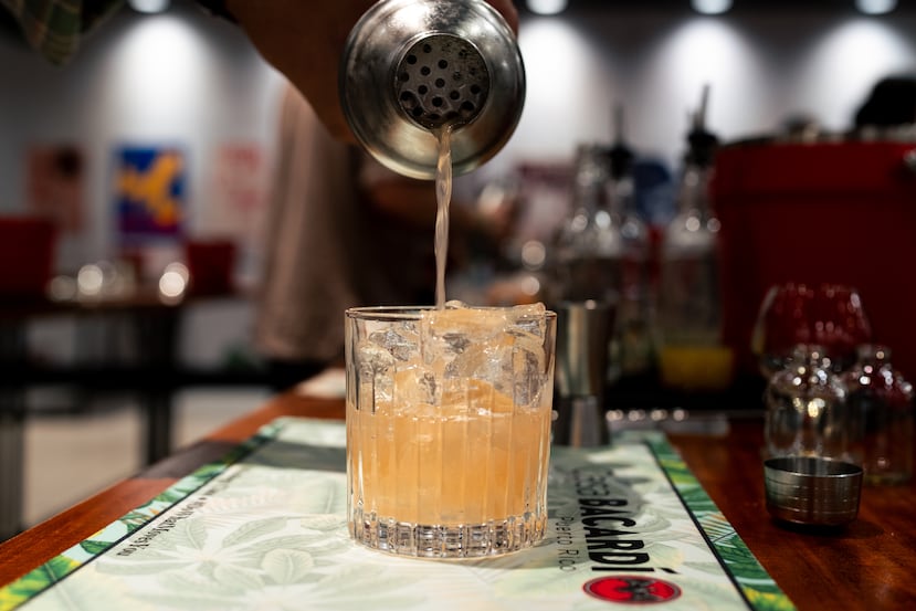 El ron tiene tres ingredientes: melaza de caña de azúcar, levadura y agua. Las diferencias recaen en los procesos de fermentación, destilación y añejamiento