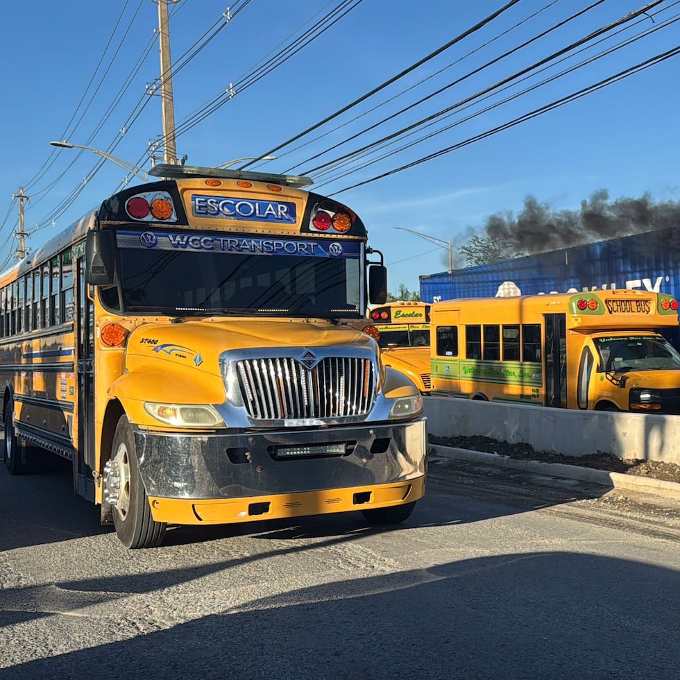 Los porteadores escolares realizan una manifestación este lunes para exigir el pago de una deuda que, según alegan, acumula el Departamento de Educación por servicios de transportación que ya han sido prestados.