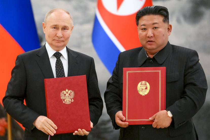 El presidente ruso Vladimir Putin, a la izquierda, y su homólogo norcoreano, Kim Jong-un, posan para una fotografía después de firmar una nueva alianza, el 19 de junio de 2024, en Pyongyang, Corea del Norte.