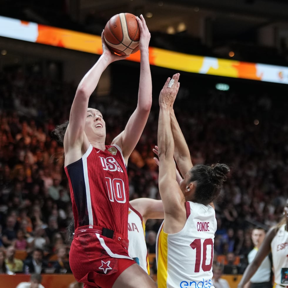 Breanna Stewart, de Estados Unidos, tira al canasto contra la española María Conde.