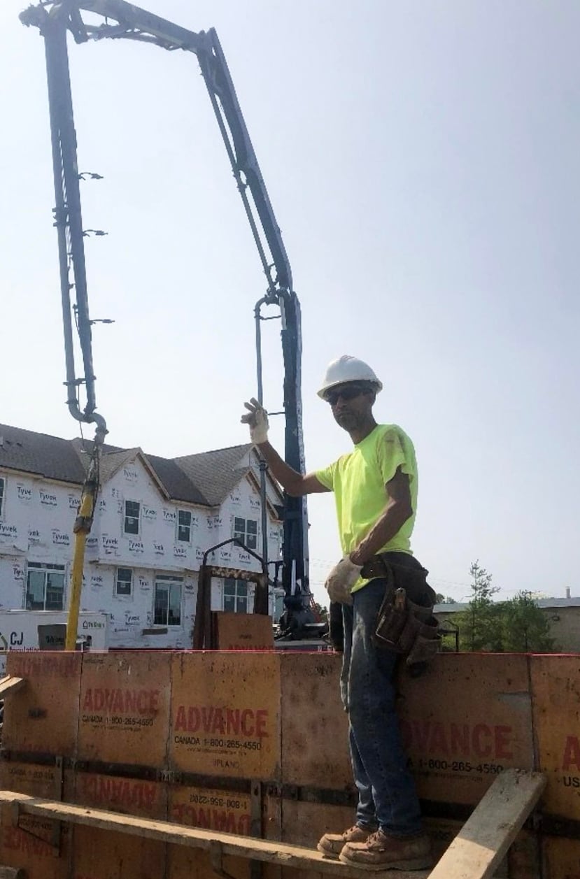 Fotografía cedida por Parkinson's Foundation que muestra a Fidel Guzman trabajando en una construcción. Cuando su padre comenzó con los primeros síntomas, Myrella Guzmán no pensó en párkinson. “No sabíamos qué estaba pasando, solo veíamos que algo ya no estaba bien”, recuerda sobre un proceso que transformó su vida en cuidadora y la llevó a buscar respuestas en un sistema donde la información no siempre está disponible en su idioma ni pensada para su comunidad. EFE/ Parkinson's Foundation /SOLO USO EDITORIAL NO VENTAS /SOLO DISPONIBLE PARA ILUSTRAR LA NOTICIA QUE ACOMPAÑA (CRÉDITO OBLIGATORIO)