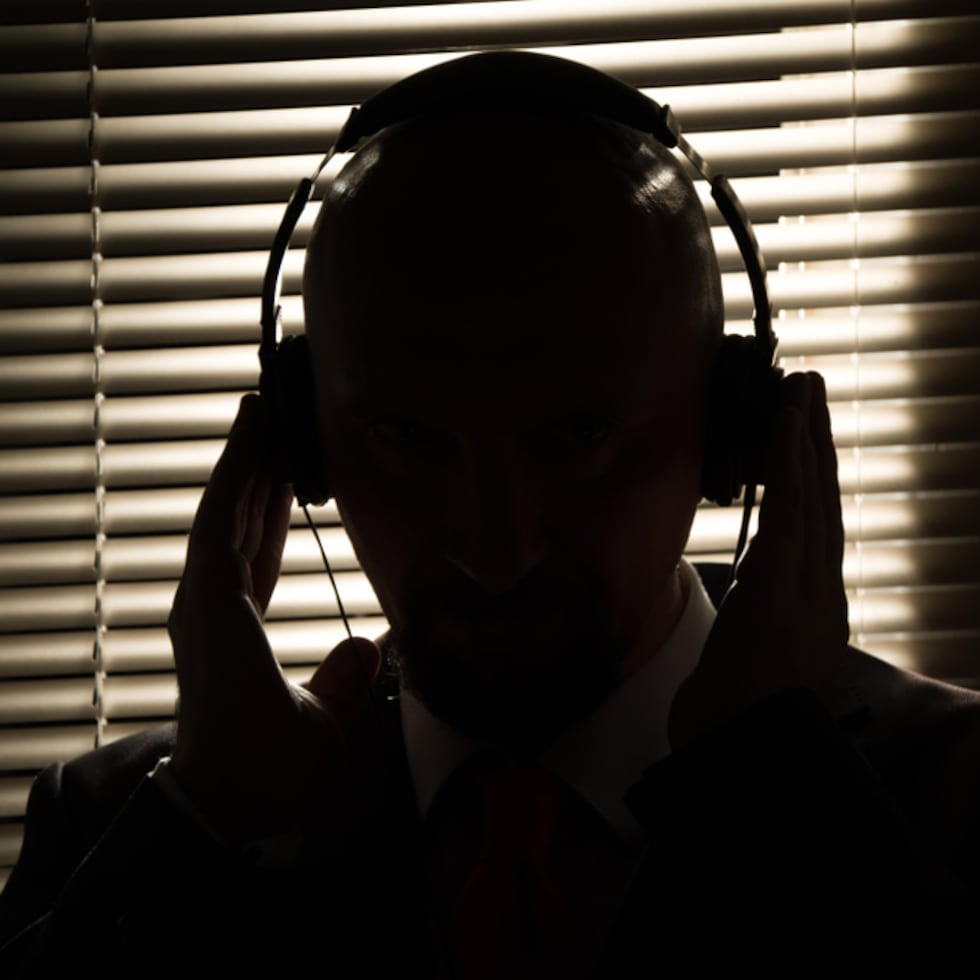 El baladrón contemporáneo bravuconea ante cámaras y micrófonos y, entre una pose y otra, arrastra pueblos enteros al abismo de la guerra, señala José Velázquez.