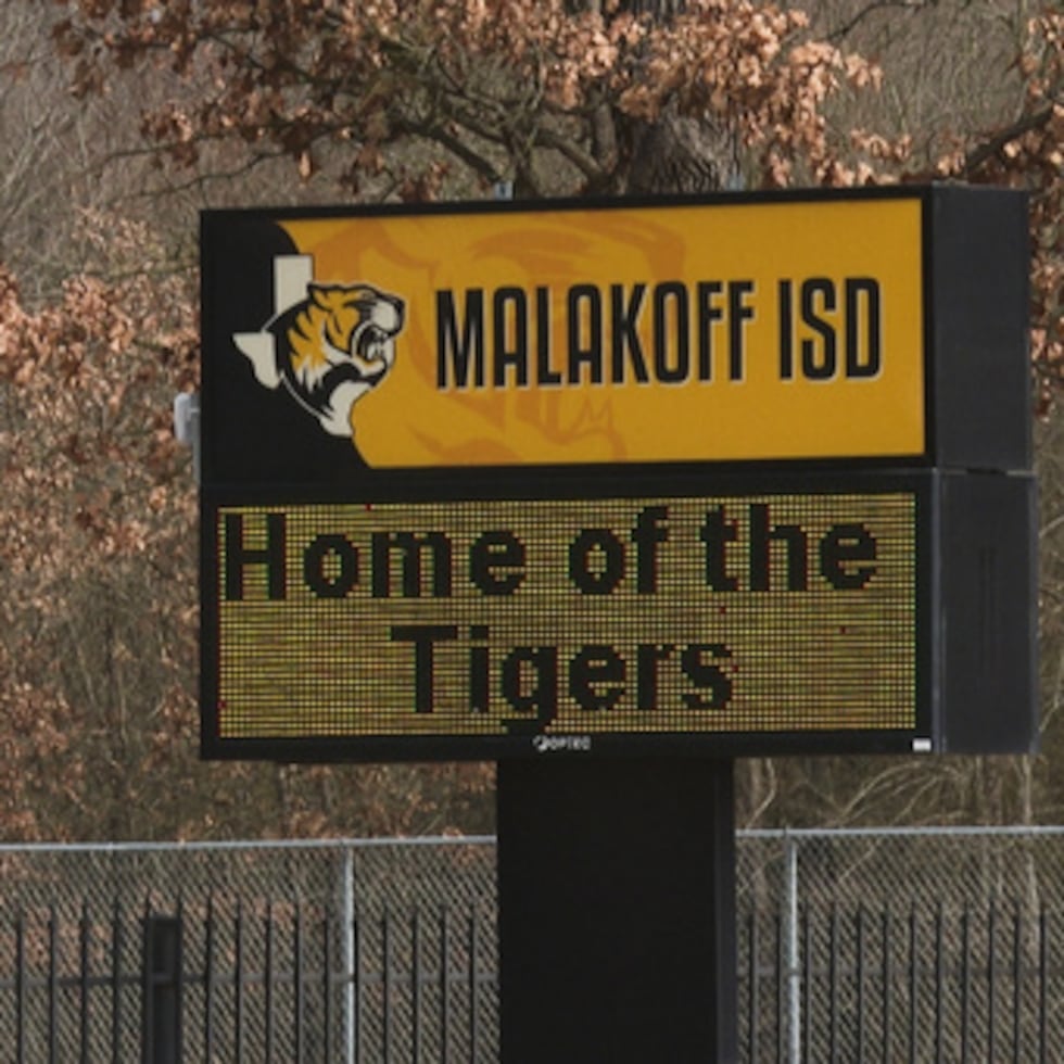 Un letrero del Distrito Escolar Independiente de Malakoff se muestra en Malakoff, Texas, el viernes 13 de febrero de 2026. (AP Photo/Kendria LaFleur)