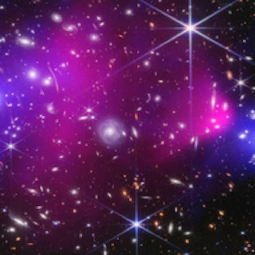 Esta imagen de la NASA muestra dos cúmulos masivos de galaxias captados previamente por el telescopio espacial James Webb de la NASA y el observatorio de rayos X Chandra, con zonas de posible materia oscura en azul. (NASA vía AP).