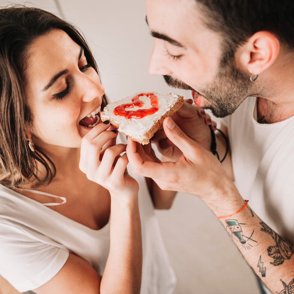 San Valentín es una de las celebraciones más dulces del año, no solo por la dulzura implícita en el amor entre dos personas y en los gestos que intercambian los enamorados en esa fecha señalada, sino también por el consumo de bombones, galletas, chocolates, postres y otras delicias con forma de corazón y repletas de azúcar (y calorías) que se suelen regalar y compartir.