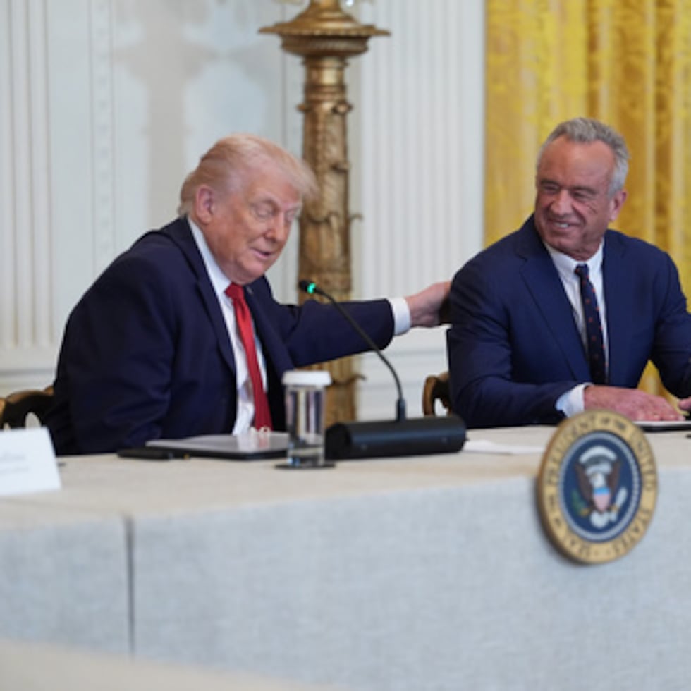 El presidente Donald Trump asiste a un evento para promover la inversión en la atención sanitaria rural en la Sala Este de la Casa Blanca, el viernes 16 de enero de 2026, en Washington. Junto al presidente están el secretario de Salud y Servicios Humanos, Robert F. Kennedy, Jr., y Mehmet Oz, administrador de los Centros de Servicios de Medicare y Medicaid.