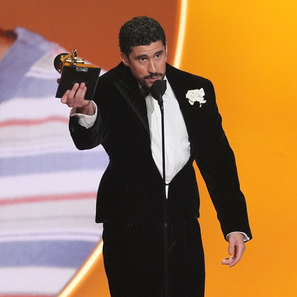 Bad Bunny criticó al gobierno del presidente Donald Trump por la drástica expansión de los arrestos por inmigración en los Premios Grammy.