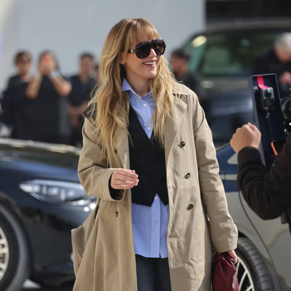 La actriz Jennifer Lawrence es una de sus fieles seguidoras, como demostró en el último desfile de Dior al que acudió con gabardina, camisa azul suelta y un chaleco negro, aunque sin corbata, que no es imprescindible.