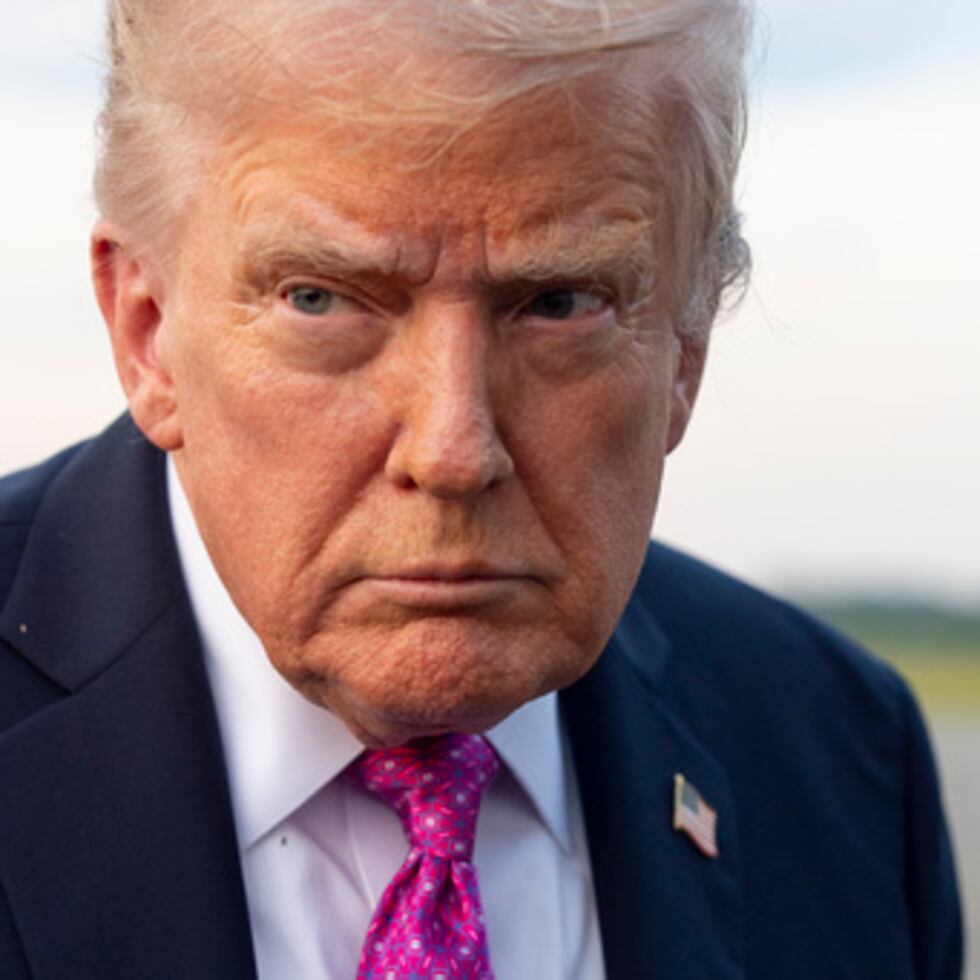 Trump habla con la prensa antes de abordar el Air Force One.