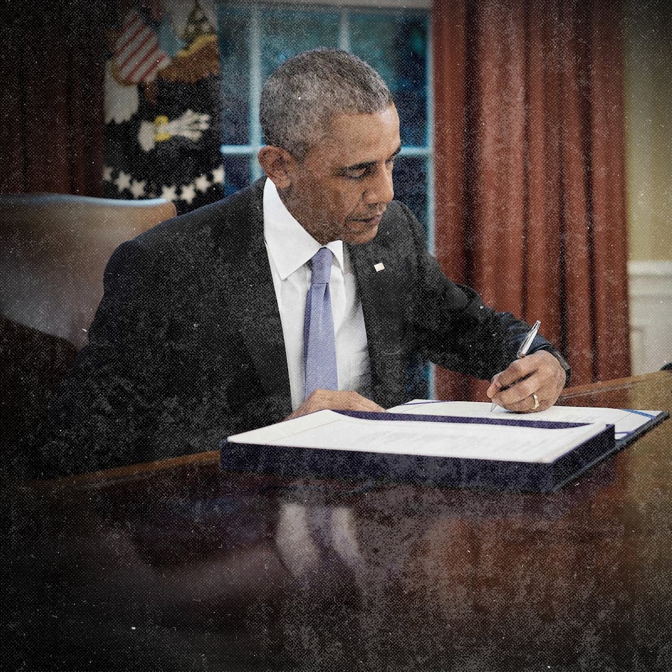 El entonces presidente de Estados Unidos, Barack Obama, durante la firma de la ley Promesa el 30 de junio de 2016.