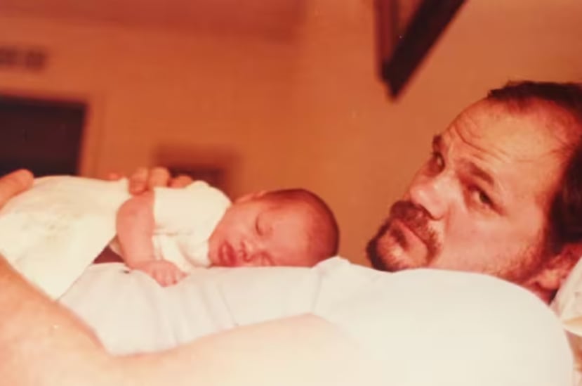Una foto de la bebé Meghan en brazos de su padre, Thomas Markle
