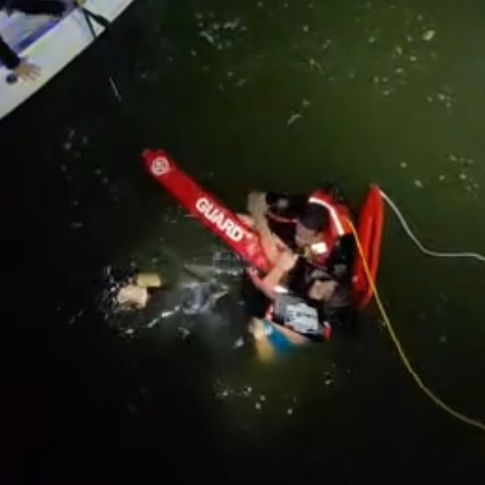 Alan Ortiz Rivera se lanzó al agua para rescatar a la mujer desde el puente Teodoro Moscoso.