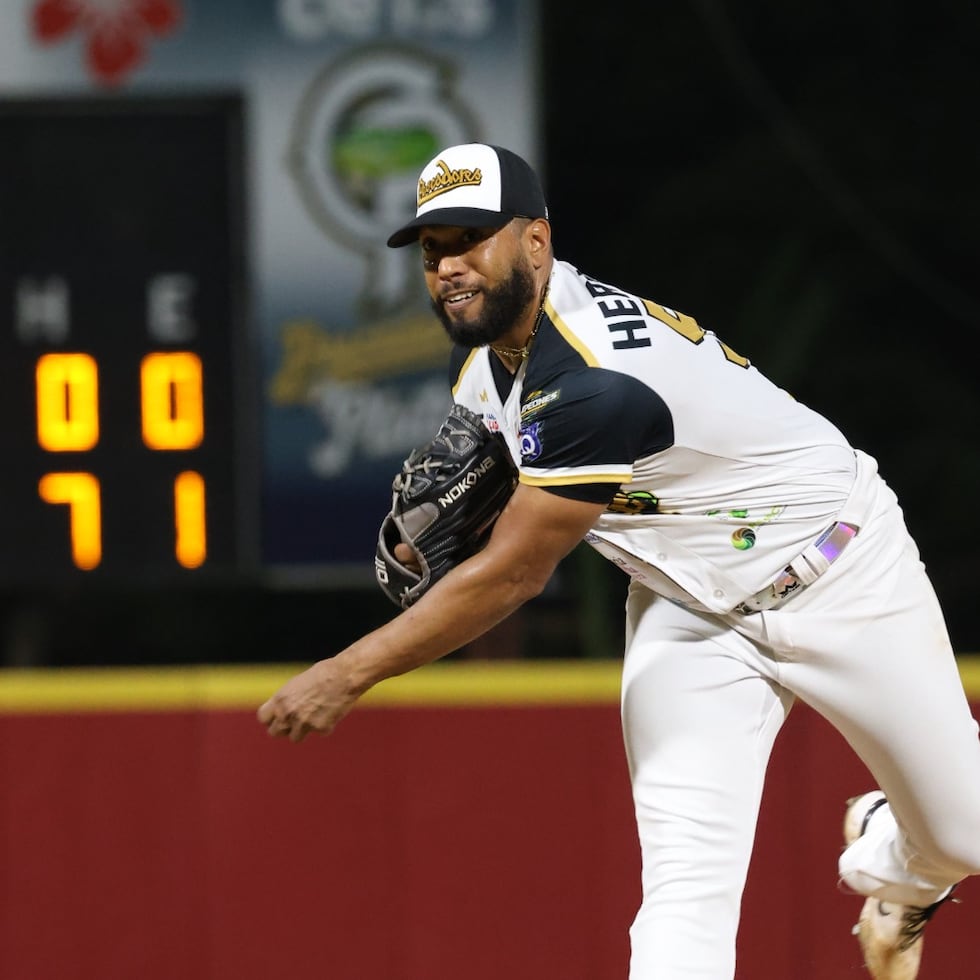 El zurdo de Comerío, Héctor Hernández, permitió solo cinco hits y dos carreras de Juncos en siete entradas, suficiente para ganar con la ofensiva de 10 anotaciones de los Pescadores.