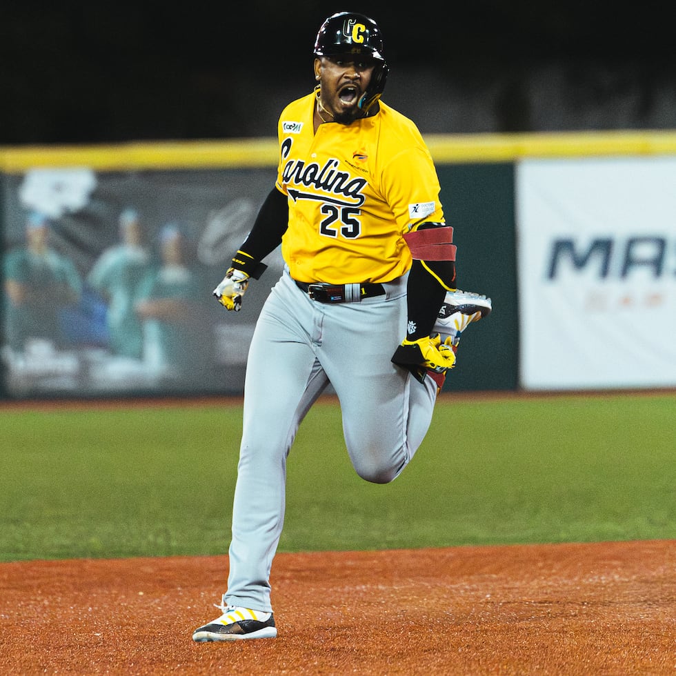 Sabin Ceballos recorriendo las bases luego de su decisivo batazo de cuatro esquinas el domingo para darle a Carolina la victoria sobre Ponce.