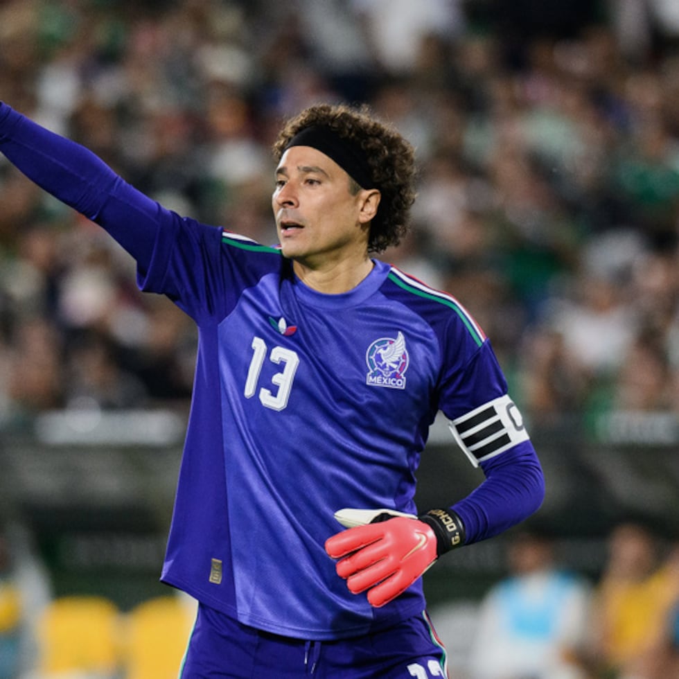 El portero de México, Guillermo Ochoa, hace gestos durante la segunda mitad de un partido amistoso internacional de fútbol contra Australia el sábado 30 de mayo de 2026 en Pasadena, California.