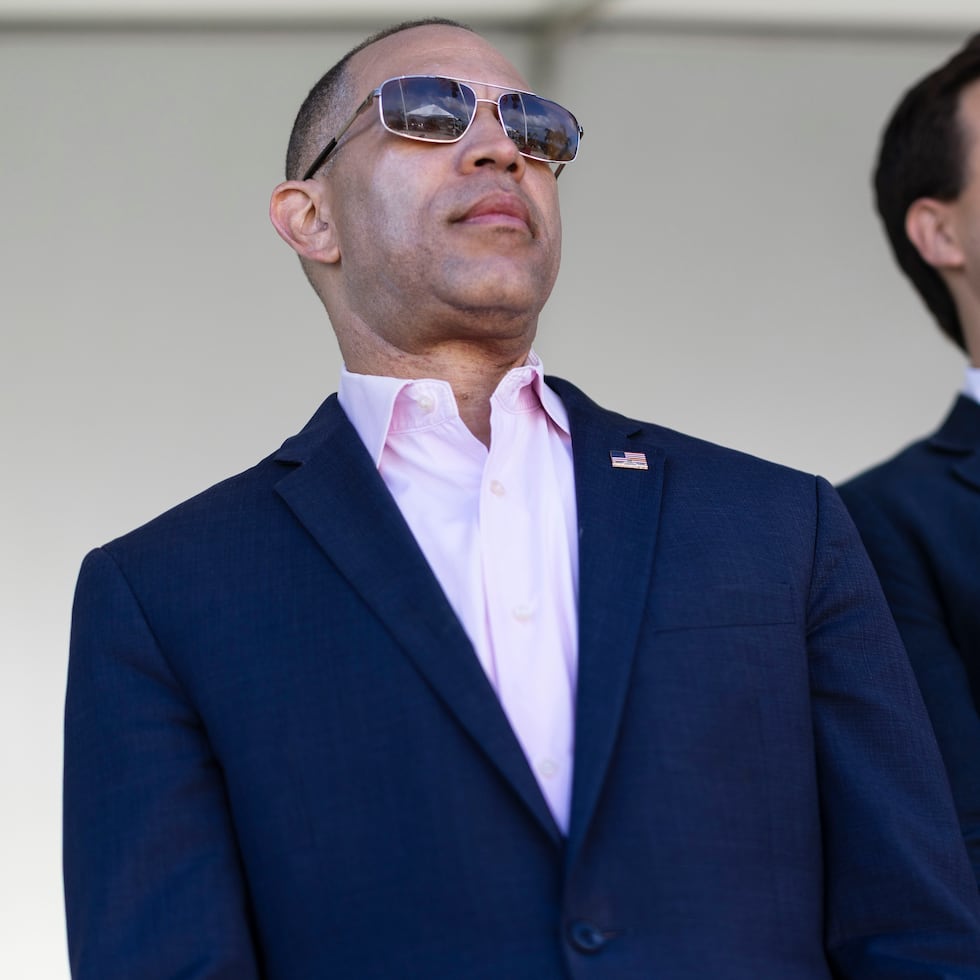 El líder de la minoría demócrata en la Cámara de Representantes de Estados Unidos, Hakeem Jeffries, y el comisionado residente, Pablo José Hernández, asistieron a una actividad del Día de la Recordación, en Morovis.