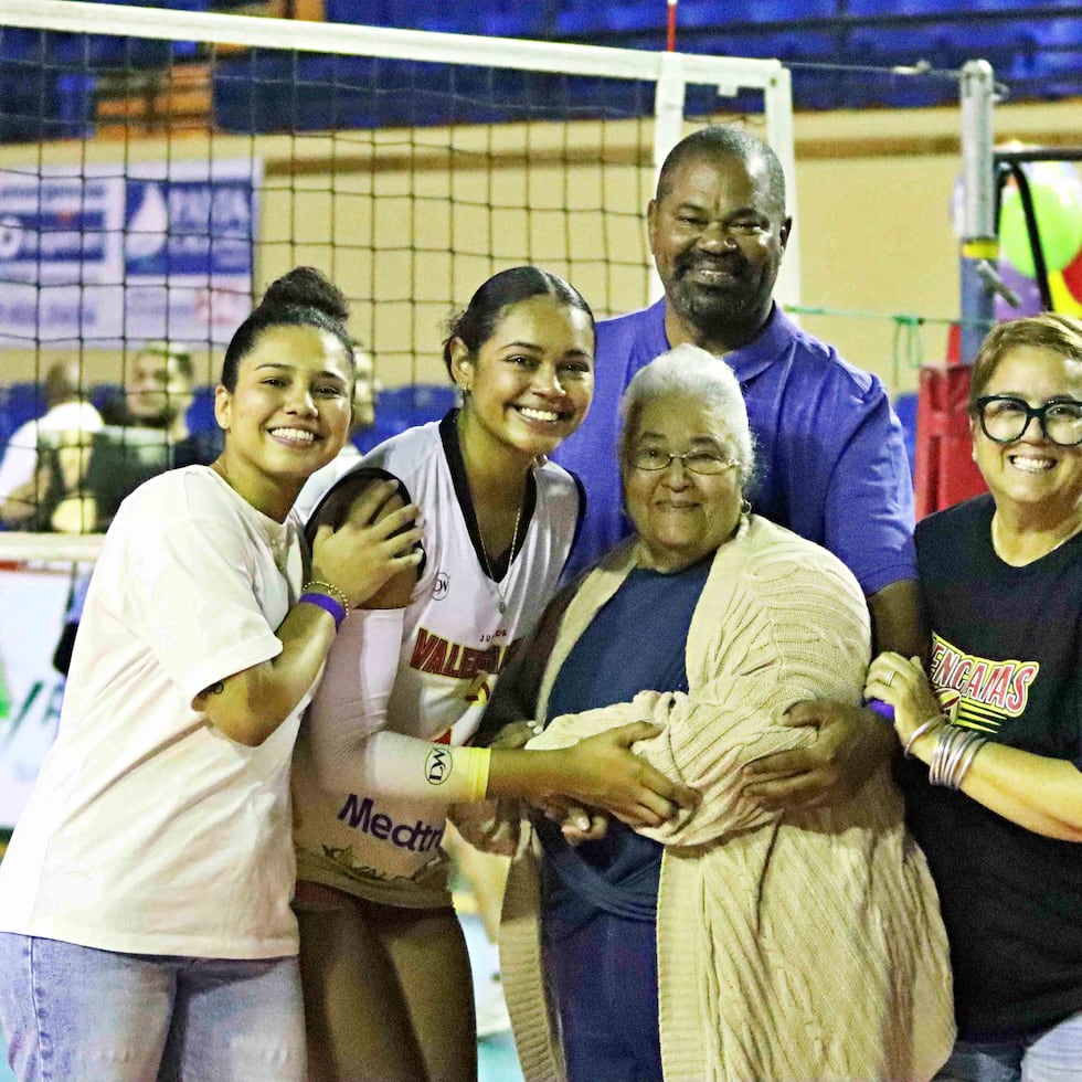 La Novata del Año del Voleibol Superior Femenino, Marcelle Báez Carlo, posa junto a su familia.