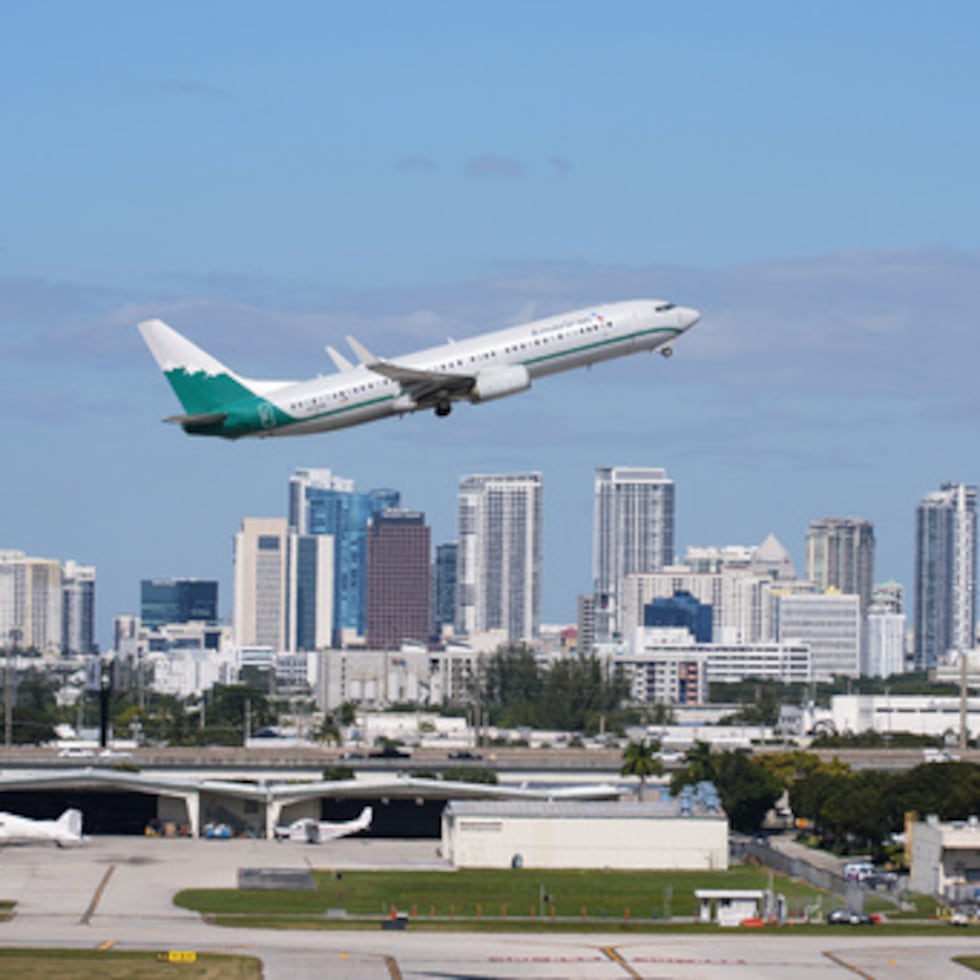 Un avión en el aeropuerto internacional Fort Lauderdale-Hollywood.