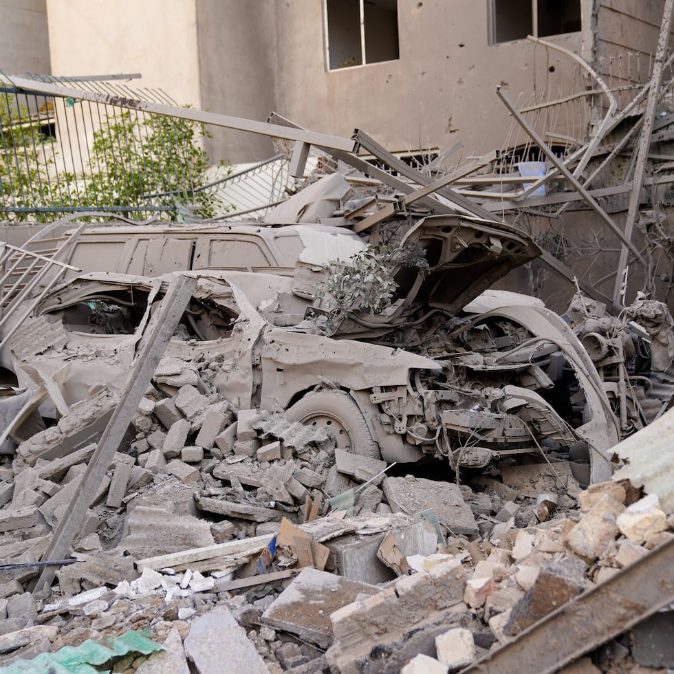 Quedan ruinas tras un ataque de Israel y Estados Unidos en Teherán, Irán.