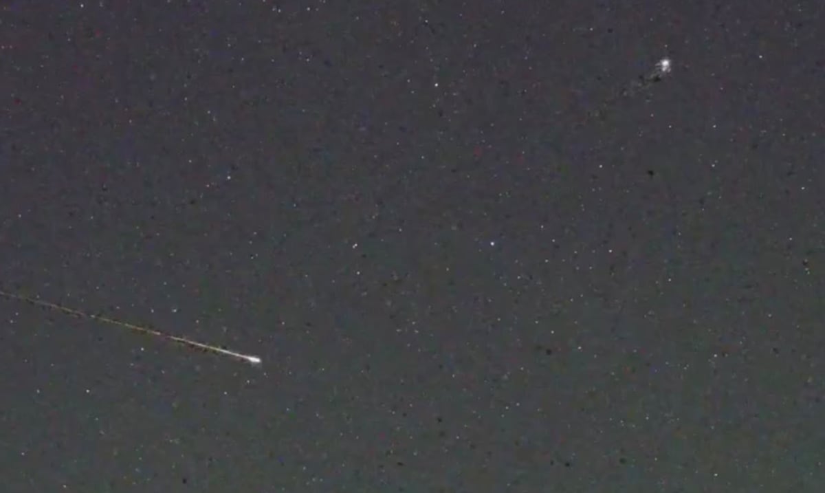 Coincidencia en el cielo: meteoro se fragmenta mientras avión desciende hacia Ponce