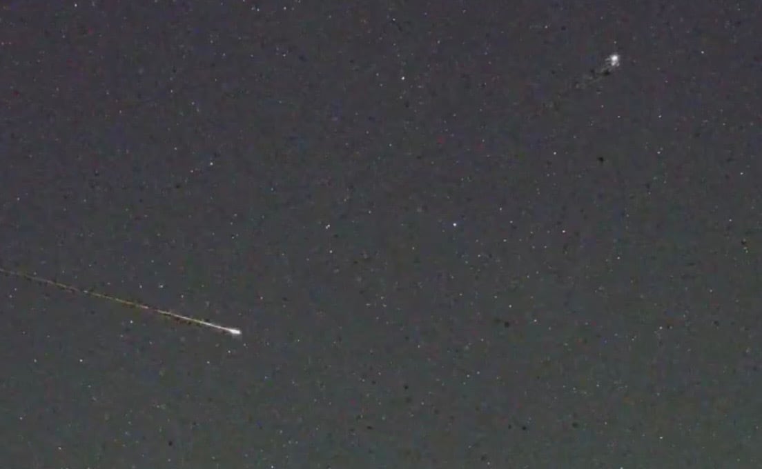 Coincidencia en el cielo: meteoro se fragmenta mientras avión desciende hacia Ponce
