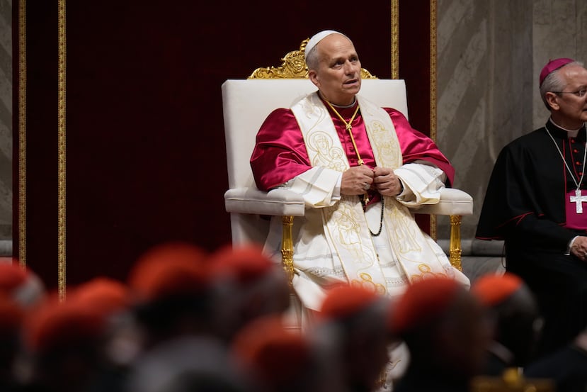 El papa León XIV preside una vigilia por la paz en la Basílica de San Pedro, en el Vaticano, el sábado 11 de abril de 2026. (Foto AP/Gregorio Borgia)