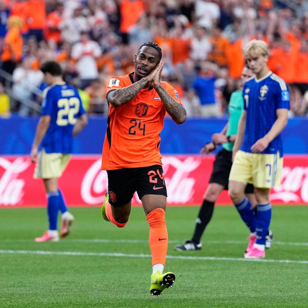 Crysencio Summerville celebra tras anotar el quinto gol de Holanda ante Suecia en el Mundial.