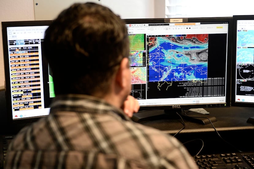 Los meteorólogos del SNM a diario producen una veintena de pronósticos especiales para una diversidad de público que abarca desde la Guardia Costanera y agencias de manejo de emergencia, hasta bañistas, surfistas y pescadores.